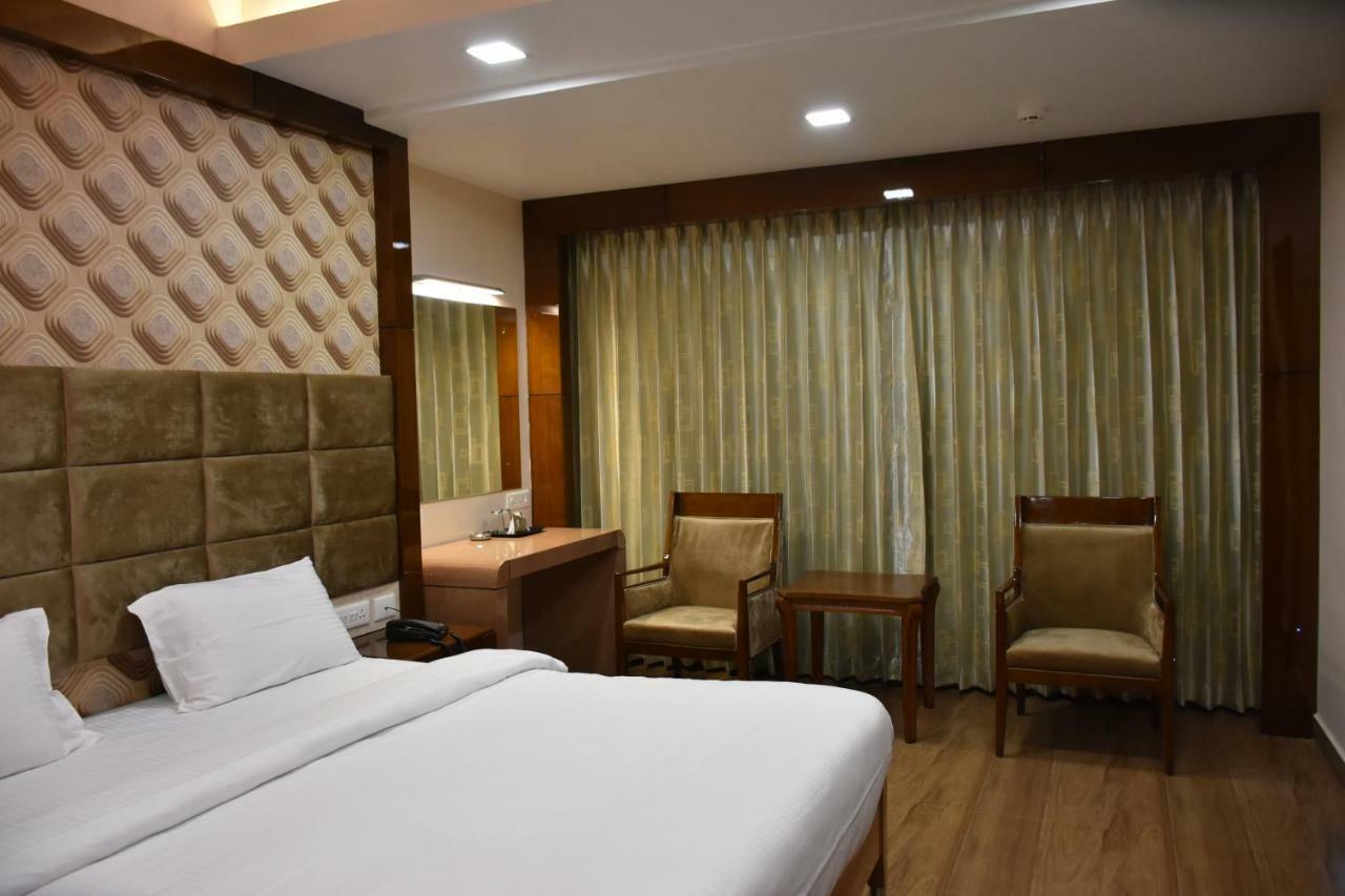 Sri Ram Hotel Tirunelveli Buitenkant foto